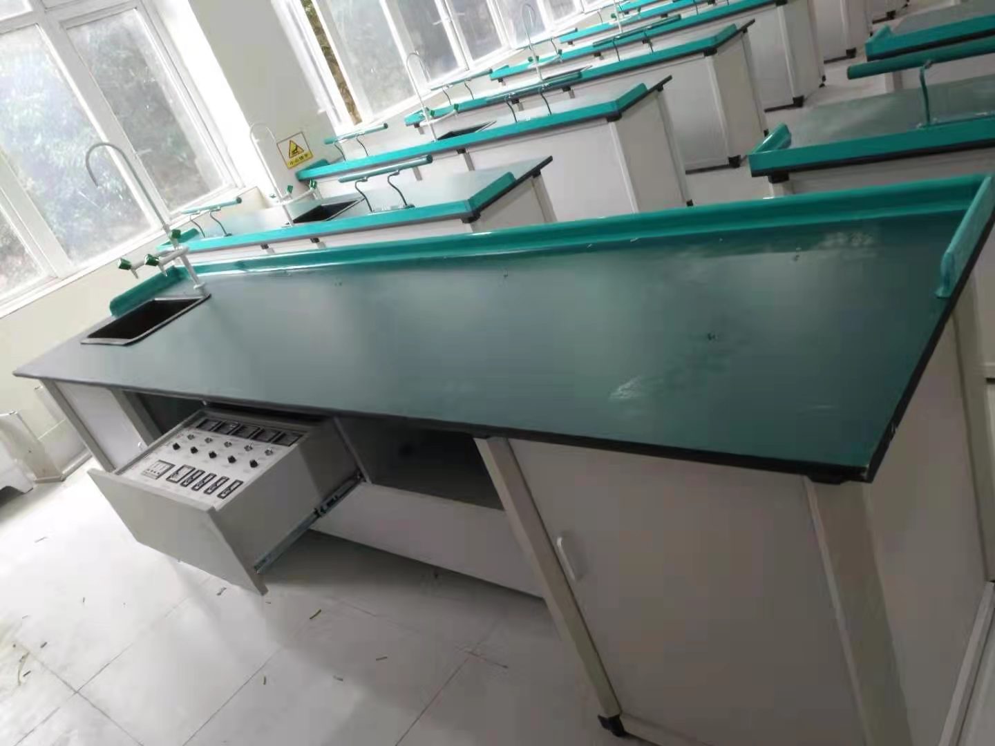 教師演示臺準(zhǔn)備臺