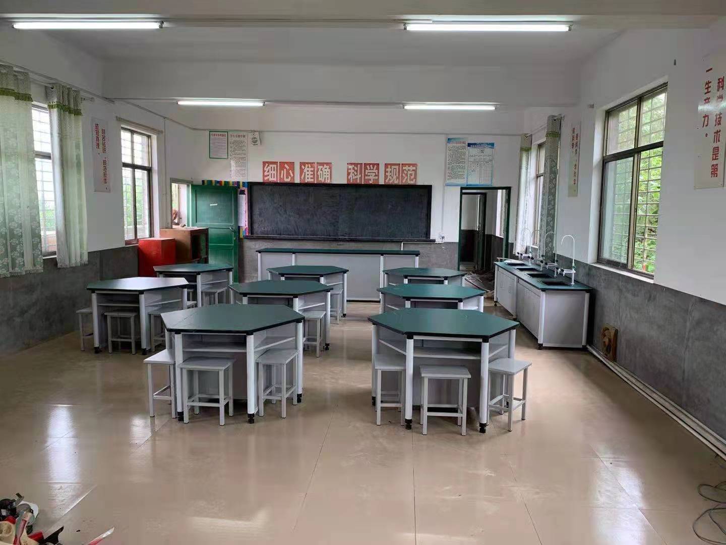 小學(xué)科學(xué)實(shí)驗(yàn)室